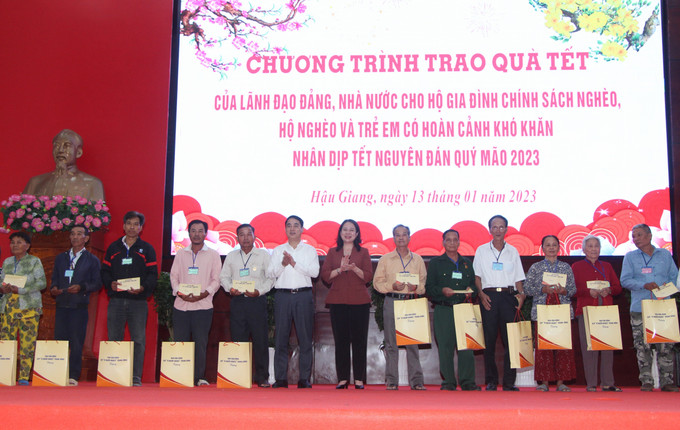 Phó Chủ tịch nước Võ Thị Ánh Xuân trao quà Tết cho đại diện hộ gia đình chính sách nghèo, hộ nghèo tại chương trình. Ảnh: Hồng Thái - TTXVN Phó Chủ tịch nước Võ Thị Ánh Xuân trao quà Tết tặng gia đình chính sách, hộ nghèo tại Hậu Giang ảnh 3