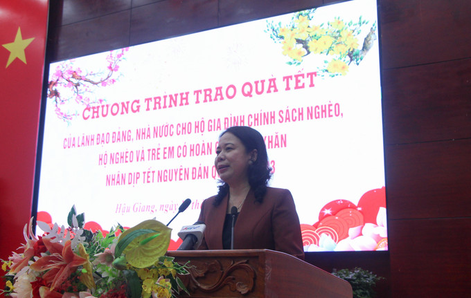 Phó Chủ tịch nước Võ Thị Ánh Xuân phát biểu tại chương trình. Ảnh: Hồng Thái - TTXVN Phó Chủ tịch nước Võ Thị Ánh Xuân trao quà Tết tặng gia đình chính sách, hộ nghèo tại Hậu Giang ảnh 1