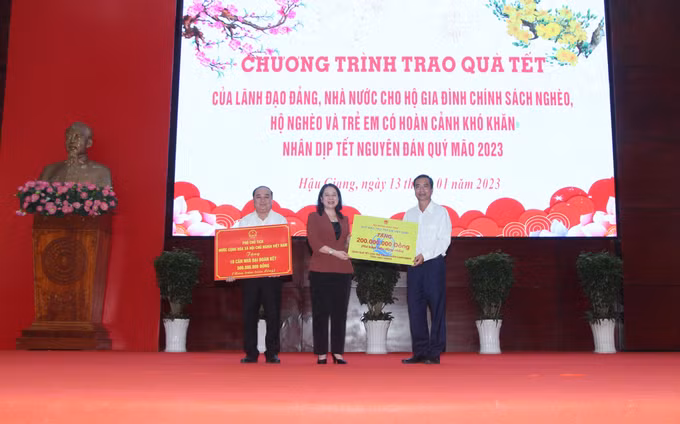 Phó Chủ tịch nước Võ Thị Ánh Xuân trao quà Tết tặng gia đình chính sách, hộ nghèo tại Hậu Giang ảnh 2