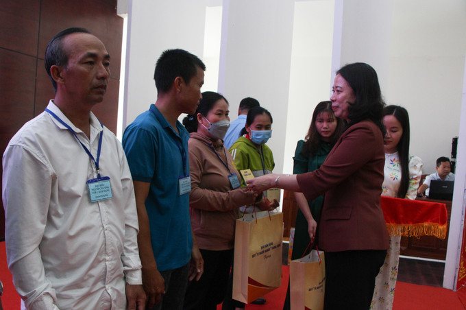 Phó Chủ tịch nước Võ Thị Ánh Xuân trao quà Tết cho đại diện hộ gia đình chính sách nghèo, hộ nghèo tại chương trình. Ảnh: Hồng Thái - TTXVN Phó Chủ tịch nước Võ Thị Ánh Xuân trao quà Tết tặng gia đình chính sách, hộ nghèo tại Hậu Giang ảnh 4