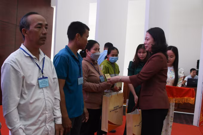 Phó Chủ tịch nước Võ Thị Ánh Xuân trao quà Tết tặng gia đình chính sách, hộ nghèo tại Hậu Giang ảnh 4