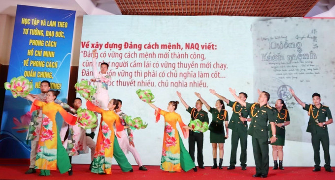 Các cấp bộ Đoàn ở Đắk Lắk đã tổ chức nhiều hoạt động để giáo dục chính trị, tư tưởng và đạo đức, lối sống cho thanh niên. Ảnh: TTXVN phát Đắk Lắk đoàn kết, tập hợp thanh niên các dân tộc, thực hiện khát vọng xây dựng đất nước ảnh 5