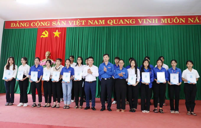 Trao học bổng cho sinh viên dân tộc thiểu số có thành tích tốt trong học tập – một trong những hình thức đồng hành với thanh niên các dân tộc tỉnh Đắk Lắk trong học tập. Ảnh: TTXVN phát Đắk Lắk đoàn kết, tập hợp thanh niên các dân tộc, thực hiện khát vọng xây dựng đất nước ảnh 1