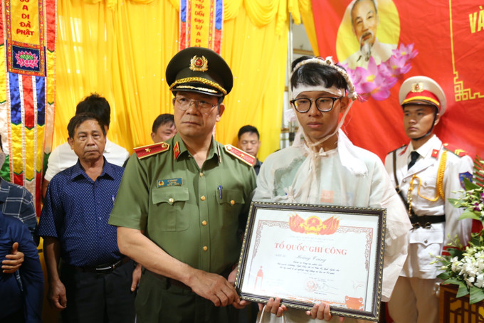 Thiếu tướng Lê Vinh Quy, Giám đốc Công an tỉnh Đắk Lắk trao Bằng Tổ quốc ghi công cho gia đình Thiếu tá Hoàng Trung, cán bộ Công an xã Ea Ktur, huyện Cư Kuin. Ảnh: Quang Thái- TTXVN Vụ tấn công tại Đắk Lắk: Quyết liệt các biện pháp đấu tranh, truy bắt bằng được các đối tượng ảnh 1
