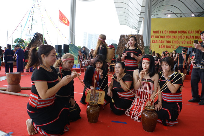 Trình diễn nghệ thuật trước Lễ khai mạc Đại hội Đại biểu toàn quốc các dân tộc thiểu số Việt Nam lần thứ II ảnh 1