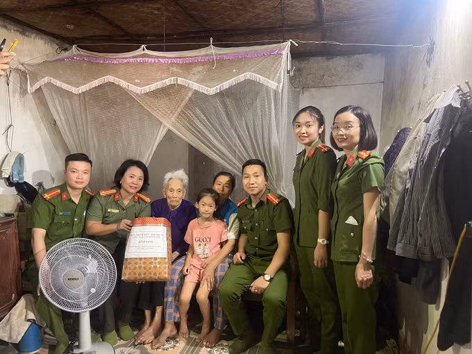 Đoàn Thanh niên, Hội Phụ nữ Công an huyện Sơn Dương thăm, tặng quà mẹ liệt sĩ Nguyễn Thị Xuân, sinh năm 1923, thôn Liên Thắng, xã Quyết Thắng, huyện Sơn Dương. Ảnh: Thu Huyền