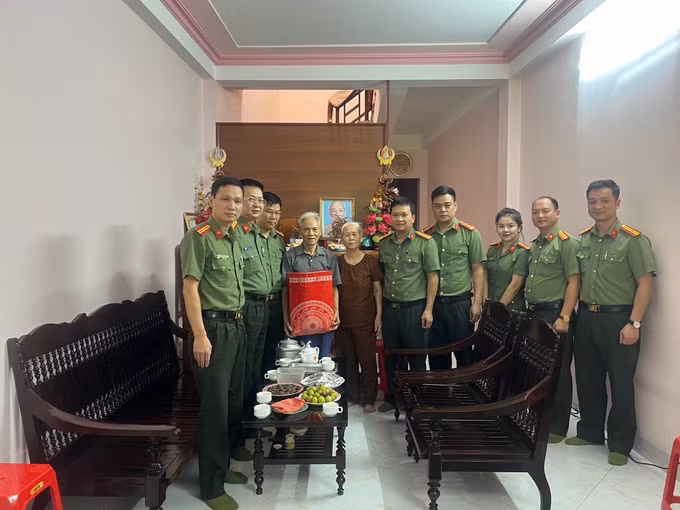 Phòng Tổ chức cán bộ thăm ông Phạm Bình, sinh năm 1941, trú tại Thôn 2, xã Thái Bình, Yên Sơn, Tuyên Quang, là thương binh hạng 4/4. Ảnh: Thu Huyền