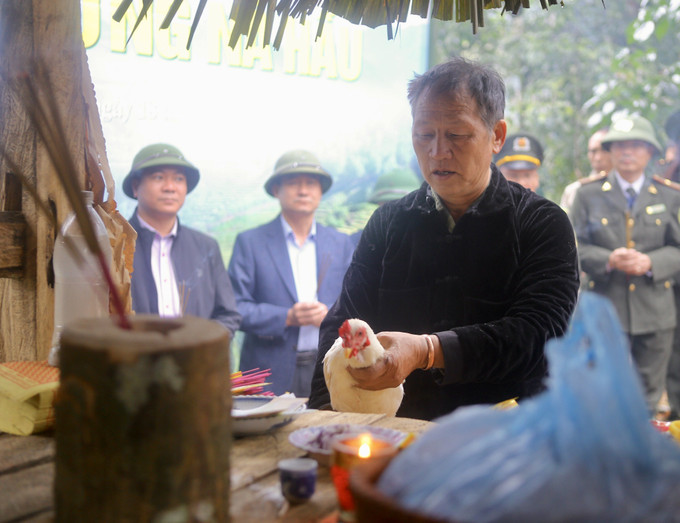 Nghi thức tại lễ hội Tết rừng Nà Hẩu. Ảnh: Tuấn Anh - TTXVN Độc đáo Lễ hội cúng rừng Nà Hẩu tại Yên Bái ảnh 2