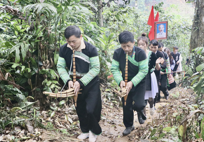 Nghi thức tại lễ hội Tết rừng Nà Hẩu. Ảnh: Tuấn Anh - TTXVN Độc đáo Lễ hội cúng rừng Nà Hẩu tại Yên Bái ảnh 1