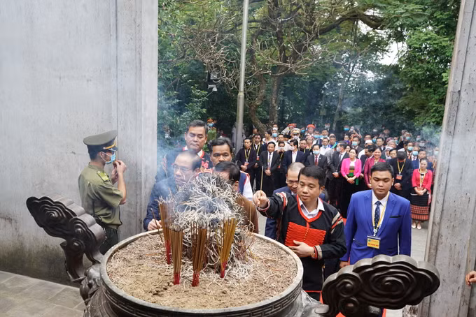 Đoàn đại biểu dự Đại hội đại biểu toàn quốc các dân tộc thiểu số Việt Nam lần thứ II dâng hương tưởng niệm các Vua Hùng ảnh 5