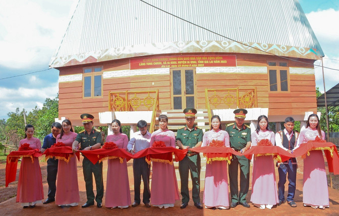 Binh đoàn 15 bàn giao nhà Rông văn hóa cho làng Tung Chruc, xã Ia Khai, huyện Ia Grai (Gia Lai) từ nguồn kinh phí Binh đoàn hỗ trợ. Ảnh: Hồng Điệp - TTXVN Quân - dân gắn kết, cùng chăm lo đời sống cho đồng bào dân tộc thiểu số Tây Nguyên ảnh 1