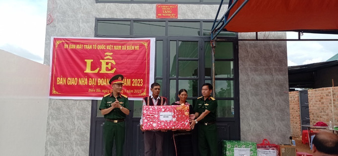 Đại diện lãnh đạo Quân đoàn 3 trao quà trong lễ bàn giao nhà Đại đoàn kết từ nguồn Quân đoàn 3 ủng hộ cho gia đình ông Gưn, làng Phung, xã Biển Hồ, thành phố Pleiku (Gia Lai). Ảnh: Hồng Điệp - TTXVN Quân - dân gắn kết, cùng chăm lo đời sống cho đồng bào dân tộc thiểu số Tây Nguyên ảnh 7