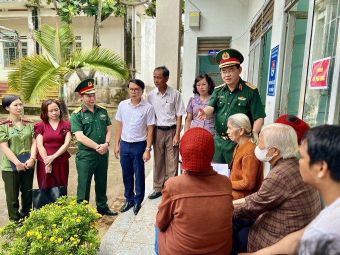Trung tướng Trần Duy Hưng, Chính ủy Tổng cục kỹ thuật, Bộ Quốc phòng thăm, tặng quà cho bà con người dân tộc thiểu số tại xã Đăk Jrăng, huyện Mang Yang (Gia Lai). Ảnh: Hồng Điệp - TTXVN Quân - dân gắn kết, cùng chăm lo đời sống cho đồng bào dân tộc thiểu số Tây Nguyên ảnh 5