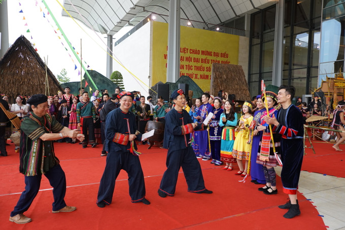 Trình diễn nghệ thuật trước Lễ khai mạc Đại hội Đại biểu toàn quốc các dân tộc thiểu số Việt Nam lần thứ II ảnh 3