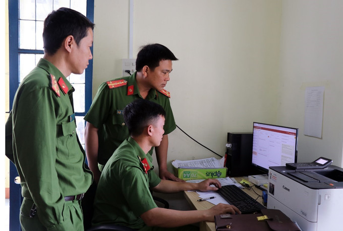 Cán bộ chiến sĩ công an xã Xuân Quang 3 kiểm tra việc cập nhật thông tin trên hệ thống dữ liệu dân cư Quốc gia. Ảnh: Xuân Triệu – TTXVN Công an xã Xuân Quang 3 - Điểm sáng bảo vệ an ninh, trật tự ở xã miền núi tỉnh Phú Yên ảnh 1
