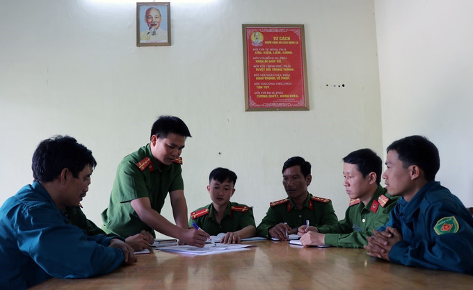Cán bộ, chiến sĩ công an xã Xuân Quang 3 trao đổi việc phối hợp tuần tra bảo vệ an ninh trật tự ở địa phương. Ảnh: Xuân Triệu - TTXVN Công an xã Xuân Quang 3 - Điểm sáng bảo vệ an ninh, trật tự ở xã miền núi tỉnh Phú Yên ảnh 2