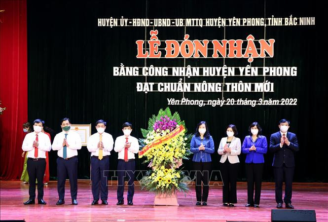 Lãnh đạo tỉnh Bắc Ninh chúc mừng Đảng bộ, chính quyền và nhân dân huyện Yên Phong đạt chuẩn Nông thôn mới. Ảnh: Đinh Văn Nhiều - TTXVN Yên Phong - Huyện cuối cùng của tỉnh Bắc Ninh đạt chuẩn nông thôn mới ảnh 2