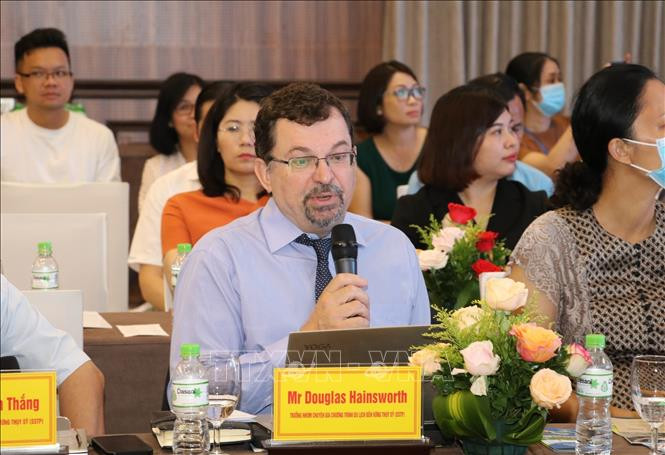 Ông Douglas Hainsworth, Trưởng nhóm chuyên gia chương trình du lịch bền vững Thụy Sỹ phát biểu tại hội thảo. Ảnh: Đức Phương - TTXVN Ninh Bình đa dạng sản phẩm du lịch ảnh 2