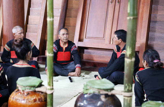 Đại diện nhà gái nói chuyện với đại diện nhà trai. Ảnh: Hoài Thu – TTXVN Độc đáo nghi thức “rước rể” của người Ê Đê ở Tây Nguyên ảnh 4
