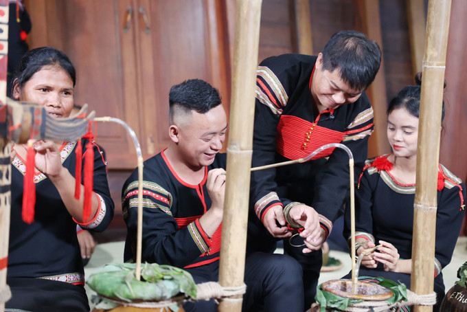 Gia đình, họ hàng, bạn bè trao quà cưới cho đôi vợ chồng trẻ. Ảnh: Hoài Thu – TTXVN. Độc đáo nghi thức “rước rể” của người Ê Đê ở Tây Nguyên ảnh 6