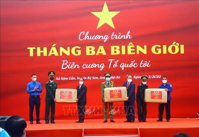 Trao tặng quà huyện đoàn Noọng Hét, tỉnh Xiêng Khoảng (Lào). Ảnh: Tá Chuyên - TTXVN Trung ương Đoàn phát động Chương trình “Tháng Ba biên giới” năm 2022 ảnh 9
