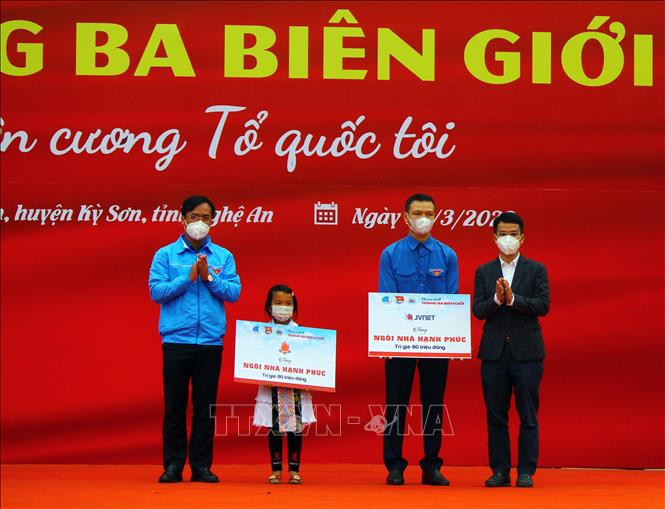 Trao tặng biển tượng trưng xây dựng "Ngôi nhà hạnh phúc" tại huyện Kỳ Sơn. Ảnh: Tá Chuyên - TTXVN Trung ương Đoàn phát động Chương trình “Tháng Ba biên giới” năm 2022 ảnh 5