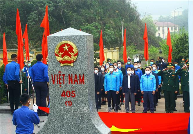 Nghi thức chào cờ tại cột mộc biên giới Cửa khẩu Quốc tế Nậm Cắn (Xã Nậm Cắn, huyện Kỳ Sơn, Nghệ An). Ảnh: Tá Chuyên – TTXVN Trung ương Đoàn phát động Chương trình “Tháng Ba biên giới” năm 2022 ảnh 1