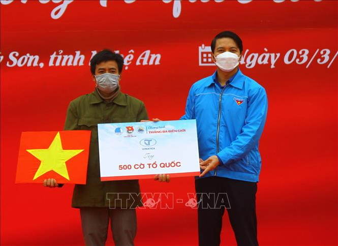 Bí thư Trung ương Đoàn, Chủ tịch Trung ương Hội Liên hiệp thanh niên Việt Nam Nguyễn Ngọc Lương trao tặng 500 cờ Tổ quốc cho 500 hộ gia đình đang sinh sống dọc tuyến đường biên giới khu vực Nậm Cắn. Ảnh: Tá Chuyên – TTXVN Trung ương Đoàn phát động Chương trình “Tháng Ba biên giới” năm 2022 ảnh 4
