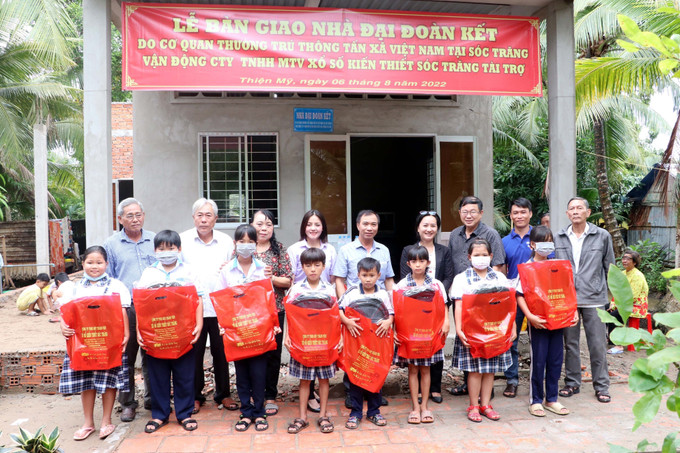 Tặng 20 suất quà cho học sinh khó khăn tại ấp, mỗi suất 1 chiếc ba lô và 10 cuốn tập. Ảnh: Trung Kiên - TTXVN Thông tấn xã Việt Nam chung tay hỗ trợ nạn nhân bị ảnh hưởng chất độc da cam tại Sóc Trăng ảnh 5