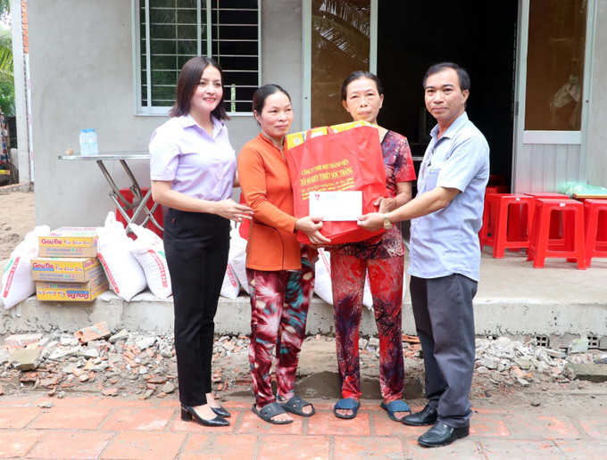 Các nhà tài trợ tặng thêm cho gia đình bà Vân các vật dụng gia đình cần thiết. Ảnh: Trung Kiên - TTXVN Thông tấn xã Việt Nam chung tay hỗ trợ nạn nhân bị ảnh hưởng chất độc da cam tại Sóc Trăng ảnh 4