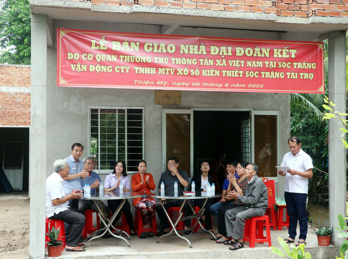 Toàn cảnh Lễ bàn giao nhà Đại đoàn kết cho hộ bà Trần Thị Mỹ Vân. Ảnh: Trung Kiên - TTXVN Thông tấn xã Việt Nam chung tay hỗ trợ nạn nhân bị ảnh hưởng chất độc da cam tại Sóc Trăng ảnh 1