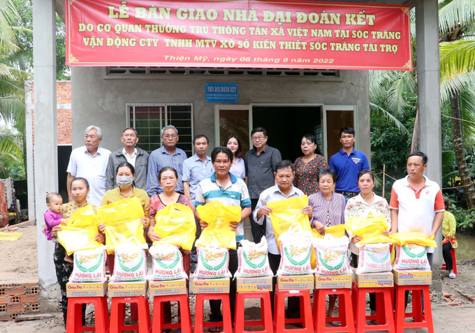 Trao quà cho 10 hộ nghèo trong vùng. Ảnh: Trung Kiên - TTXVN Thông tấn xã Việt Nam chung tay hỗ trợ nạn nhân bị ảnh hưởng chất độc da cam tại Sóc Trăng ảnh 6
