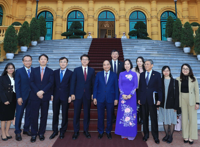 Chủ tịch nước Nguyễn Xuân Phúc chụp ảnh chung với các đại biểu. Ảnh: Thống Nhất - TTXVN Chủ tịch nước Nguyễn Xuân Phúc: TTXVN và Yonhap tăng cường hợp tác theo tinh thần Đối tác chiến lược toàn diện Việt Nam-Hàn Quốc ảnh 9