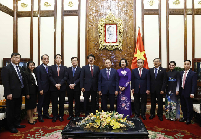 Chủ tịch nước Nguyễn Xuân Phúc chụp ảnh chung với các đại biểu. Ảnh: Thống Nhất - TTXVN Chủ tịch nước Nguyễn Xuân Phúc: TTXVN và Yonhap tăng cường hợp tác theo tinh thần Đối tác chiến lược toàn diện Việt Nam-Hàn Quốc ảnh 7