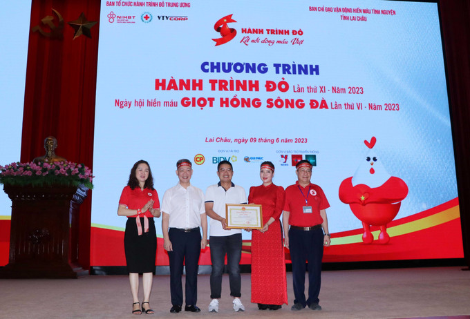 Biểu dương các tập thể, cá nhân có thành tích xuất sắc trong phong trào hiến máu tình nguyện. Ảnh: Nguyễn Oanh- TTXVN Lan tỏa phong trào hiến máu tình nguyện ở vùng cao Lai Châu ảnh 1