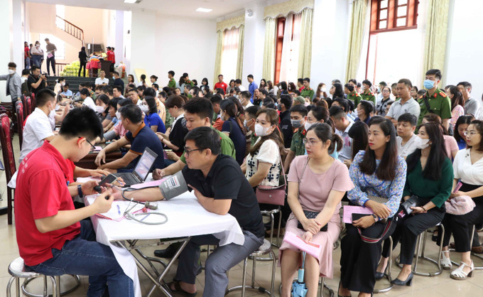 Ngay từ sáng sớm, đông đảo người dân đã đăng ký tham gia chương trình hiến máu tình nguyện ở Lai Châu. Ảnh: Nguyễn Oanh- TTXVN Lan tỏa phong trào hiến máu tình nguyện ở vùng cao Lai Châu ảnh 2