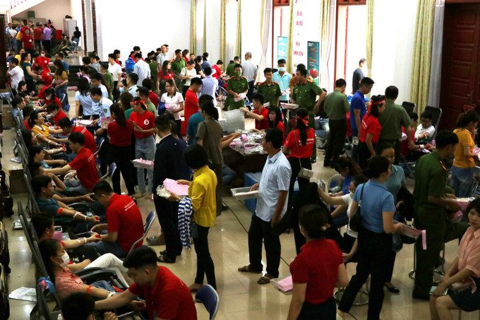 Rất đông người tham gia ngày hội hiến máu tình nguyện ở Lai Châu. Ảnh: Nguyễn Oanh- TTXVN Lan tỏa phong trào hiến máu tình nguyện ở vùng cao Lai Châu ảnh 4