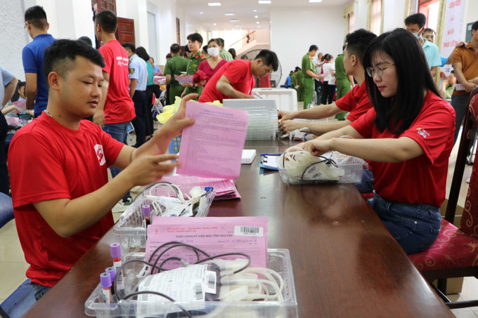 Các nhân viên y tế kiểm đếm số lượng máu sau khi thu được. Ảnh: Nguyễn Oanh- TTXVN Lan tỏa phong trào hiến máu tình nguyện ở vùng cao Lai Châu ảnh 6