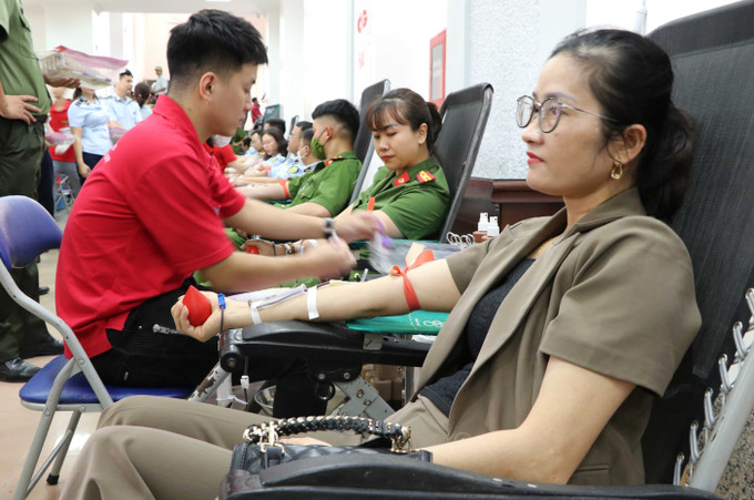 Rất nhiều cán bộ, chiến sĩ các sở, ban ngành tham gia hiến máu tình nguyện tại Lai Châu. Ảnh: Nguyễn Oanh- TTXVN Lan tỏa phong trào hiến máu tình nguyện ở vùng cao Lai Châu ảnh 3