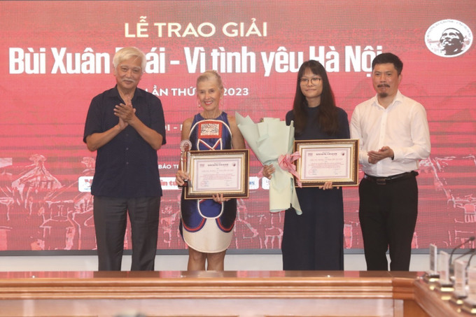 Ban tổ chức trao giải tác phẩm Vì tình yêu Hà Nội cho tác phẩm, Triển lãm ảnh Hanoi Streets 1985 - 2015: In the years of Forgetting (Hà Nội 1985 - 2015: Những năm tháng bị lãng quên) của William E. Crawford do không gian nghệ thuật Manzi, phòng tranh Art Vietnam phổi hợp tổ chức với sự tài trợ của Đại sứ quán Mỹ tại Việt Nam. Ảnh: Minh Quyết - TTXVN Giải thưởng Bùi Xuân Phái 2023: Vinh danh Nghệ sỹ Nhân dân Đặng Nhật Minh với Giải thưởng Lớn ảnh 7