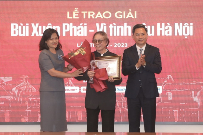 Phó Tổng giám đốc TTXVN Nguyễn Thị Sự và Phó Chủ tịch UBND Thành phố Hà Nội Hà Minh Hải trao giải thưởng lớn - Vì tình yêu Hà Nội cho NSND, đạo diễn Đặng Nhật Minh. Ảnh: Minh Quyết - TTXVN Giải thưởng Bùi Xuân Phái 2023: Vinh danh Nghệ sỹ Nhân dân Đặng Nhật Minh với Giải thưởng Lớn ảnh 1
