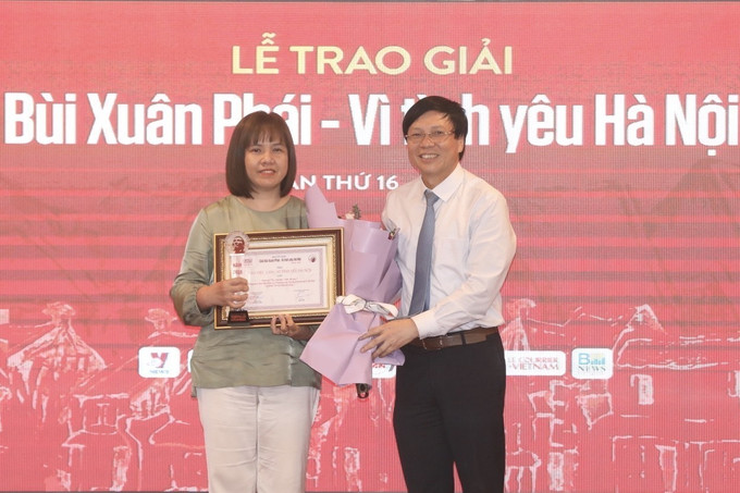 Ban tổ chức trao giải Việc làm - Vì tình yêu Hà Nội cho chương trình “Festival Thu Hà Nội - Đến để yêu” do Trung tâm xúc tiến đầu tư, thương mại, du lịch thành phố Hà Nội tổ chức. Ảnh: Minh Quyết - TTXVN Giải thưởng Bùi Xuân Phái 2023: Vinh danh Nghệ sỹ Nhân dân Đặng Nhật Minh với Giải thưởng Lớn ảnh 9