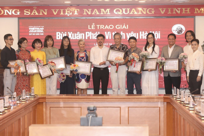 Ban tổ chức trao chứng nhận cho các đề cử Giải Bùi Xuân Phái - Vì tình yêu Hà Nội lần thứ 16 - 2023. Ảnh: Minh Quyết - TTXVN Giải thưởng Bùi Xuân Phái 2023: Vinh danh Nghệ sỹ Nhân dân Đặng Nhật Minh với Giải thưởng Lớn ảnh 5