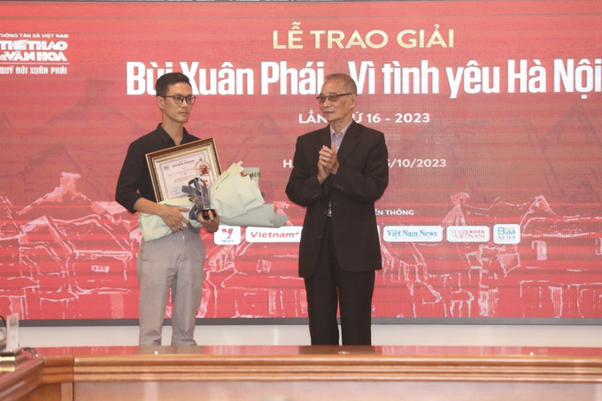 Ban tổ chức trao giải tác phẩm Vì tình yêu Hà Nội cho tác phẩm, cuốn Phố Hàng Bột, chuyện “tầm phào” mà nhớ của tác giả Hồ Công Thiết. Ảnh: Minh Quyết - TTXVN Giải thưởng Bùi Xuân Phái 2023: Vinh danh Nghệ sỹ Nhân dân Đặng Nhật Minh với Giải thưởng Lớn ảnh 6