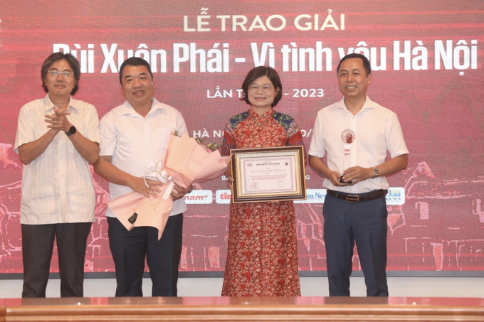 Ban tổ chức trao giải Ý tưởng - Vì tình yêu Hà Nội cho “Chủ trương và các bước chuẩn bị tích cực của Thành phố Hà Nội, Trường Đại học Thủ đô cùng các đơn vị liên quan nhằm đưa “Hà Nội học” thành một môn học trong giáo dục phổ thông tại Hà Nội. Ảnh: Minh Quyết - TTXVN Giải thưởng Bùi Xuân Phái 2023: Vinh danh Nghệ sỹ Nhân dân Đặng Nhật Minh với Giải thưởng Lớn ảnh 8