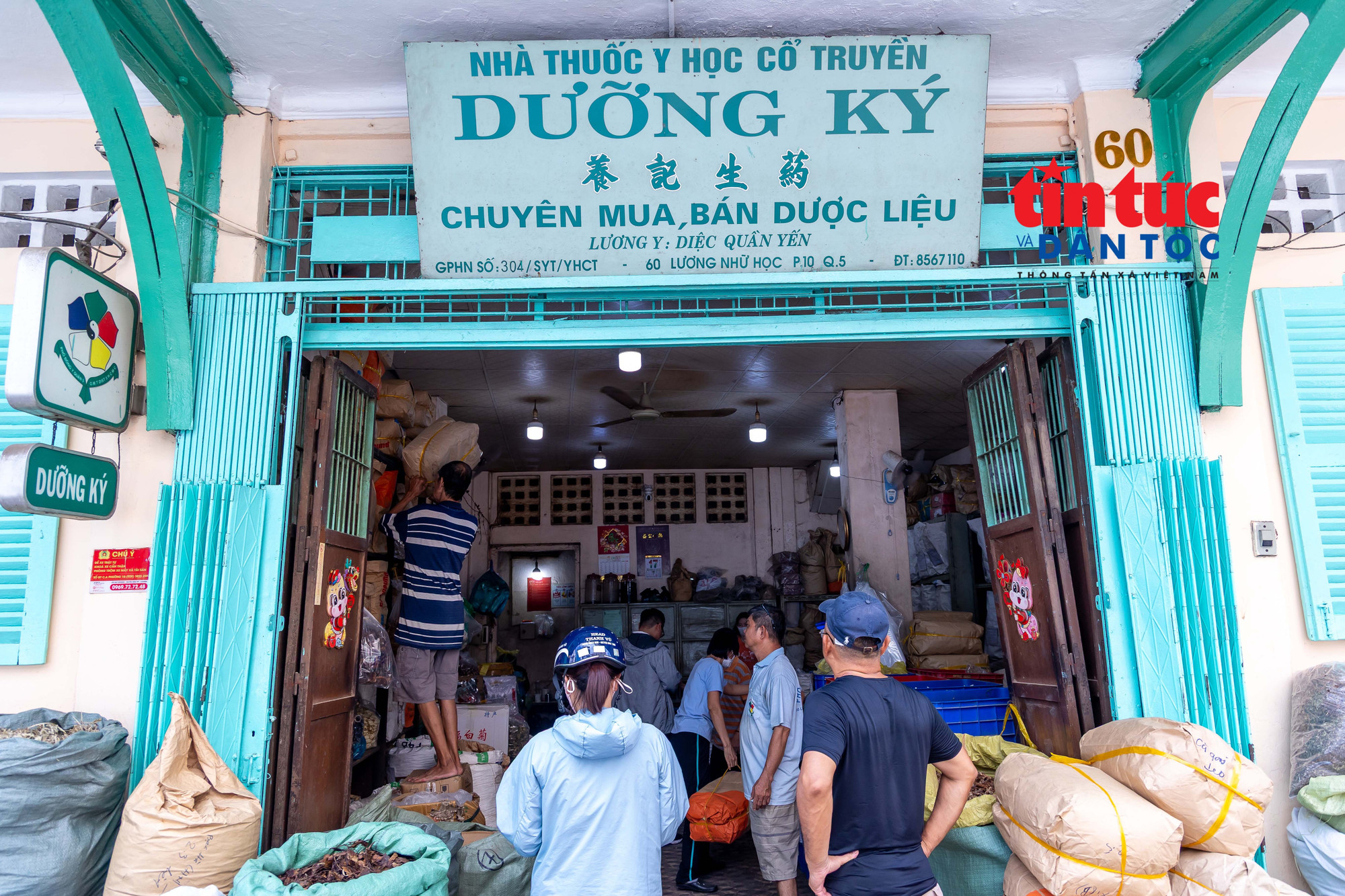 Mua bán kinh doanh dược liệu cổ truyền là nghề truyền thống lâu đời của bà con người Hoa ở TP Hồ Chí Minh. phuongcholon10.jpg
