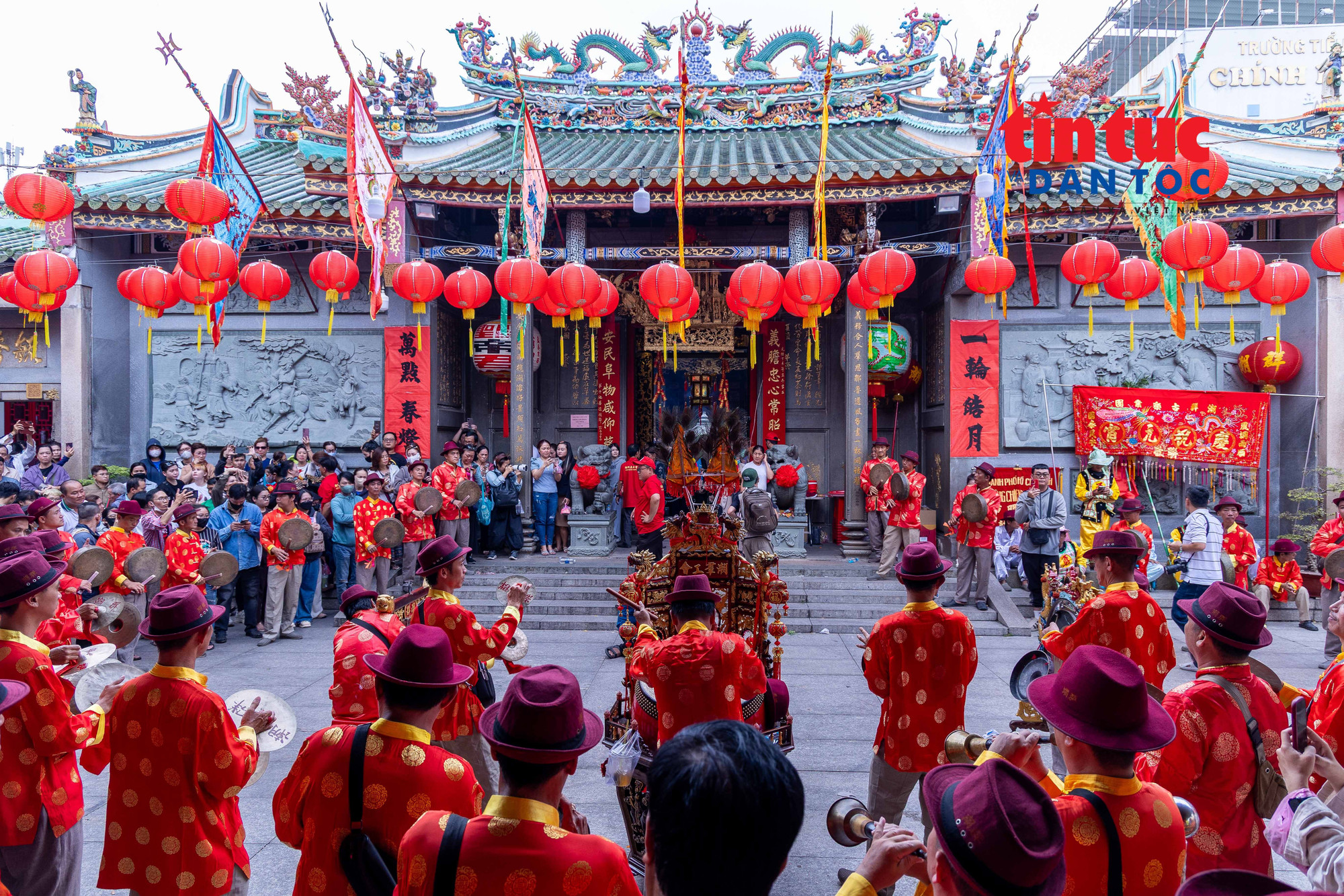 Không gian sắc màu ở hội quán Nghĩa An, phường Chợ Lớn dịp Lễ hội Nguyên tiêu. phuongcholon13.jpg