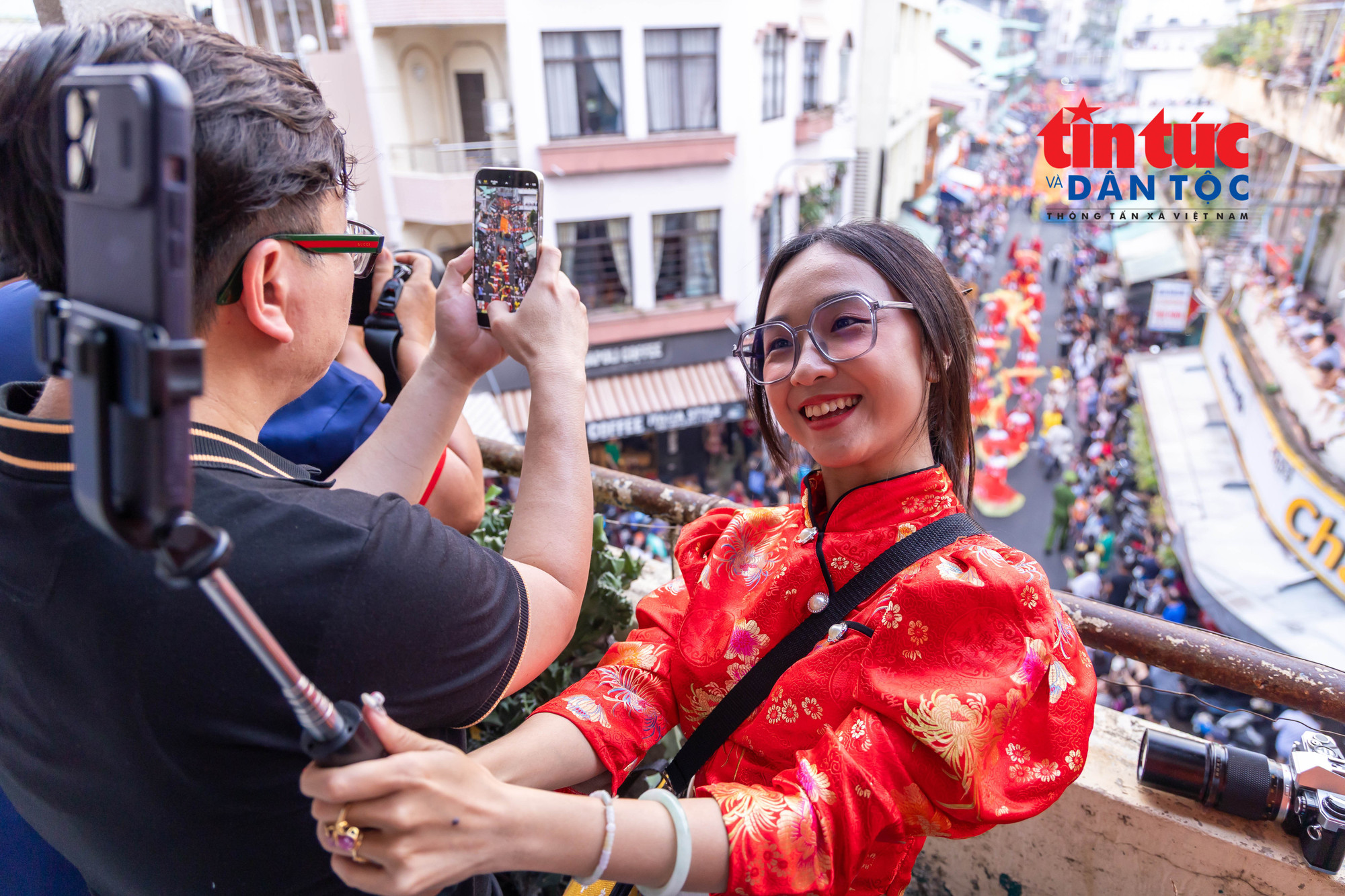 Thiếu nữ người Hoa rạng rỡ trong trang phục truyền thống dịp Lễ hội Nguyên tiêu. phuongcholon8.jpg