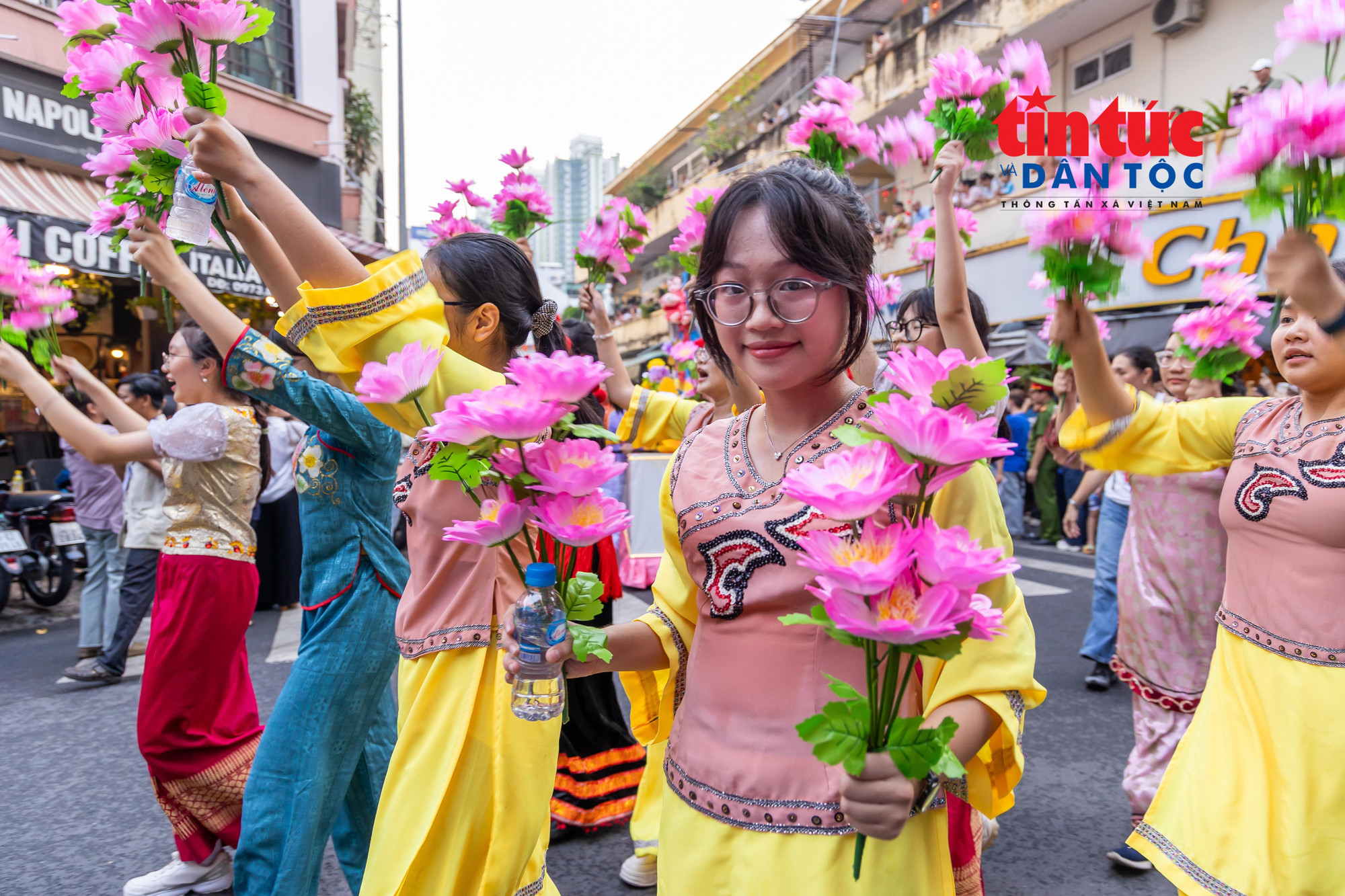 Thiếu nữ người Hoa rạng rỡ trong trang phục truyền thống diễu hành qua nhiều tuyến phố dịp Lễ hội Nguyên tiêu. phuongcholon9.jpg