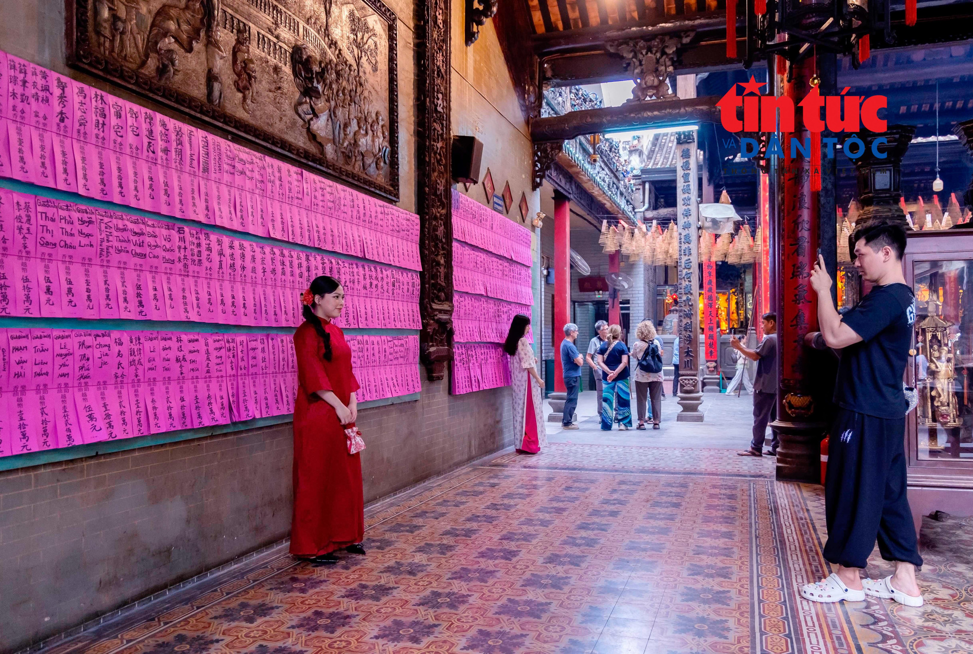 Vẻ đẹp cổ kính của các hội quán thu hút du khách, giới trẻ đến tham quan, “check in”. phuongcholon4.jpg